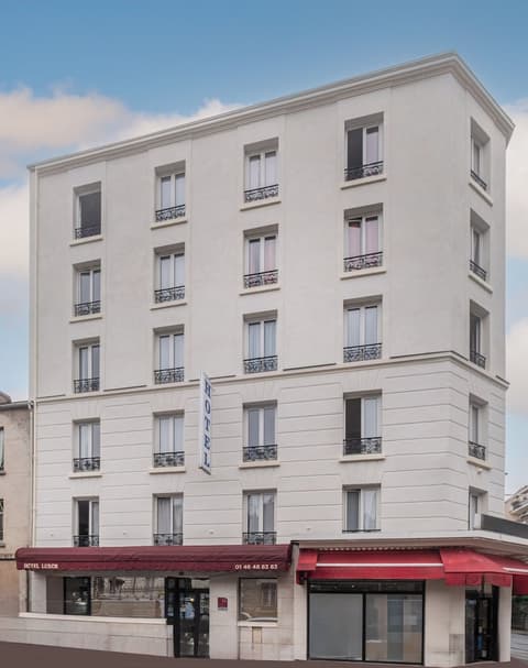 Hôtel Luxor, Front of property