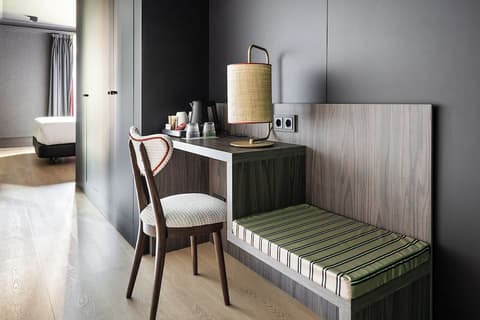 One Shot Luchana, Room