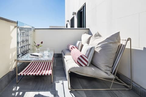 One Shot Luchana, Terrace/patio