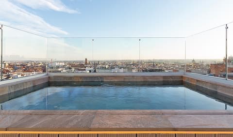 Pestana CR7 Gran Vía Madrid, Outdoor pool