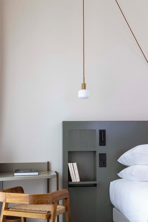 Ikonik Jean Medecin, Room