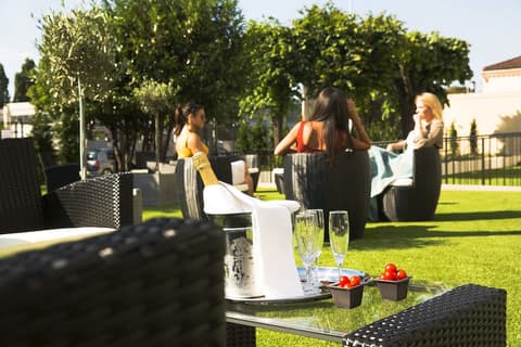 Executive Hotel Paris Gennevilliers, Property grounds