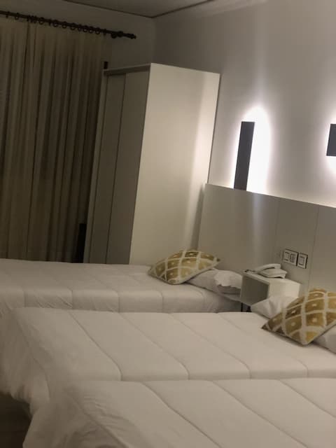 Emperatriz III, Room