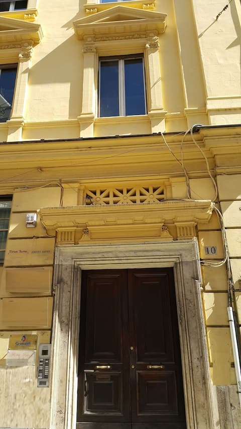 Rome King Suite, Interior entrance