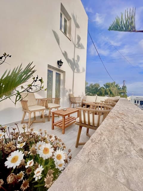 Nikos Hotel, Reception