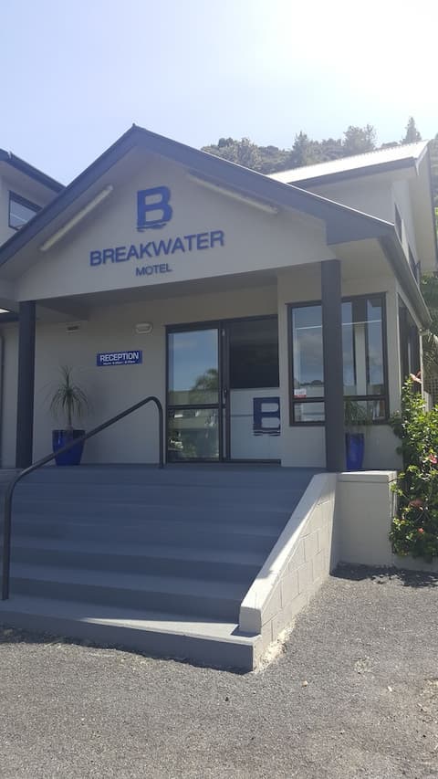 Breakwater Motel, Reception