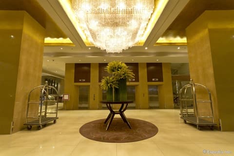 Mandarin Plaza Hotel