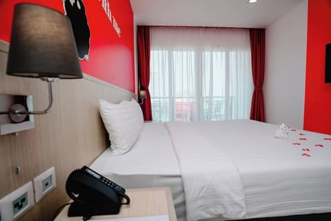 SLEEP WITH ME HOTEL design hotel @ patong, Room