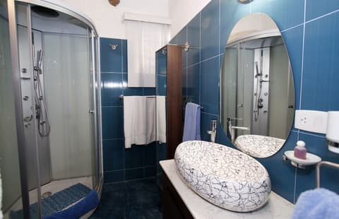 Stevie WonderLand, Bathroom