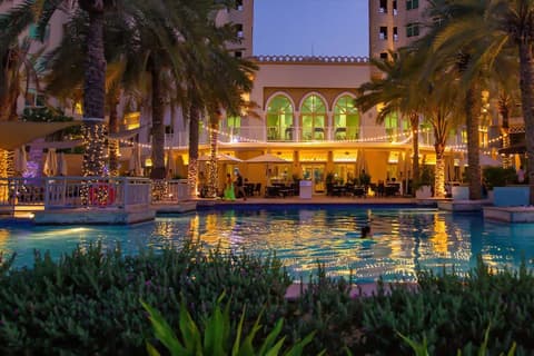 Mövenpick Hotel Jumeirah Lakes Towers, Outdoor pool