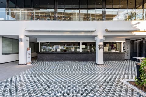 White City Resort Hotel, Swim-up bar