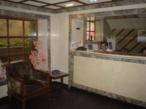Pals Hotel, Reception