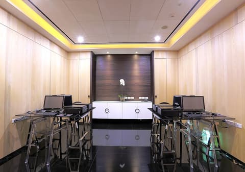Royal Group Hotel Ho Yi Branch, Business center
