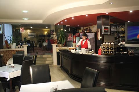 Hotel Adria, Bar (on property)