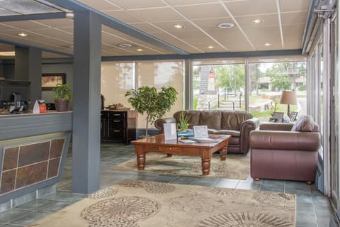Tonquin Inn, Lobby sitting area