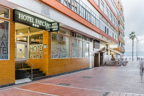 Crisol Faycán, Front of property
