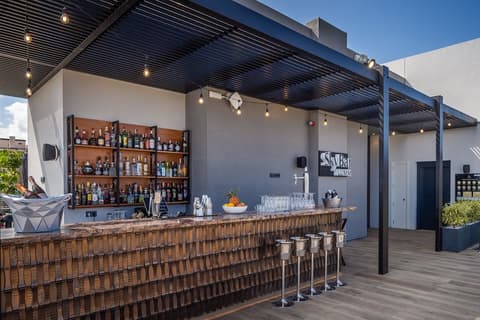 Hotel LIVVO Lumm, Swim-up bar