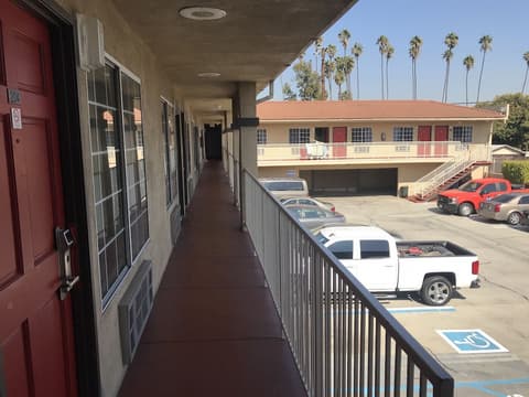 Economy Inn LAX, Exterior