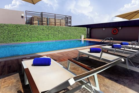 Grand Kingsgate Waterfront By Millennium Hotels, Rooftop pool
