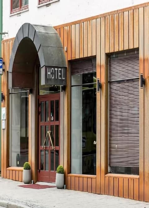 Chesterfield Hotel, Exterior