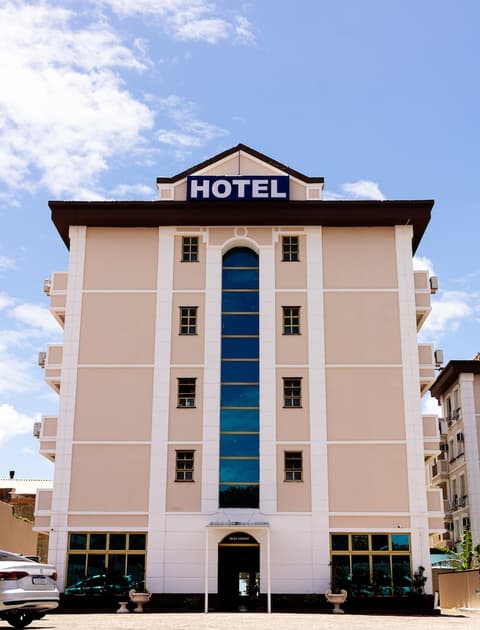 Ingleses Palace Hotel, Front of property