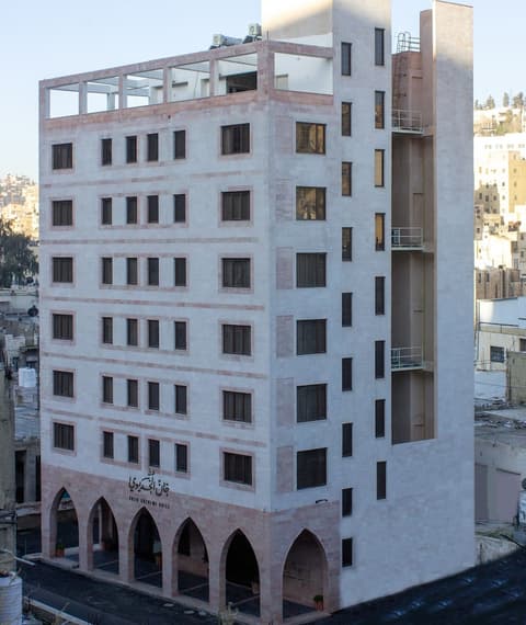 Khan Khediwe Hotel, Exterior