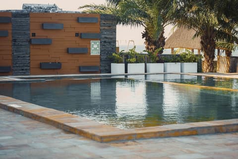 Giraffe Beach Hotel, Pool