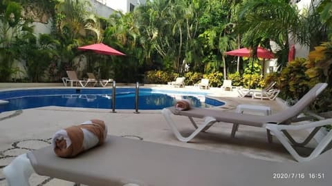 Adhara Express, Outdoor pool