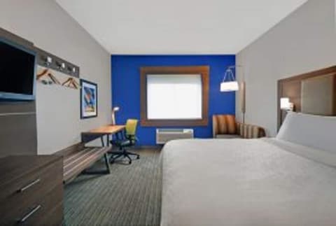 Holiday Inn Express & Suites Detroit Dearborn by IHG, Room