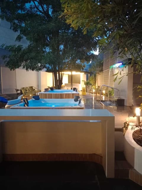 Pop Art Hotel CLC Puerto Mamonal Cartagena, Outdoor spa tub