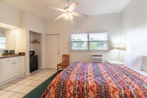 Captain's Table Hotel, Room