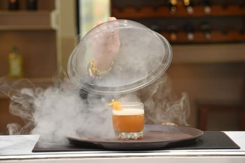 M Apartments & Hotel, Swim-up bar