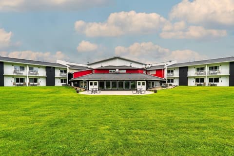 Quality Inn & Suites, Exterior