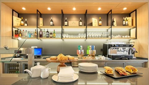 DWO Yuste Alcalá, Bar (on property)