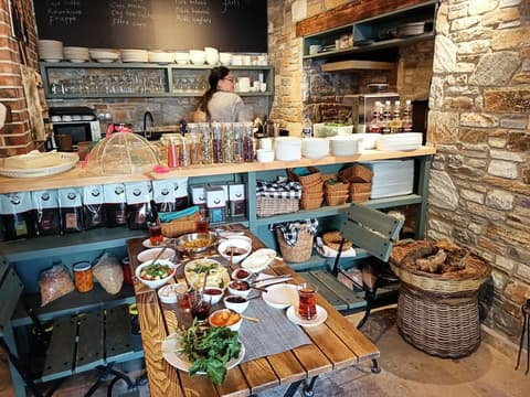 Puli Stone Houses, Restaurant