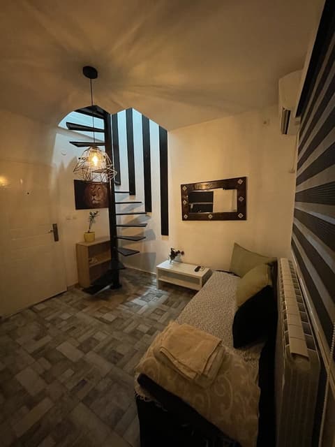 Airport Apartments, Room