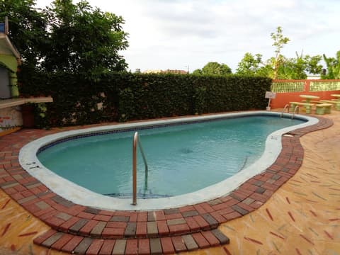 Tropical Court Hotel, Pool