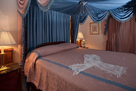 Monmouth Historic Inns and Gardens, Room