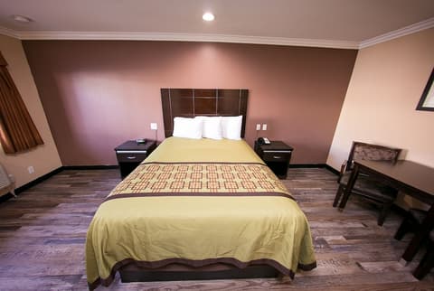 Rodeway Inn & Suites Bellflower, Room