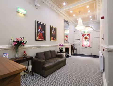 Palmerston Suites, Reception
