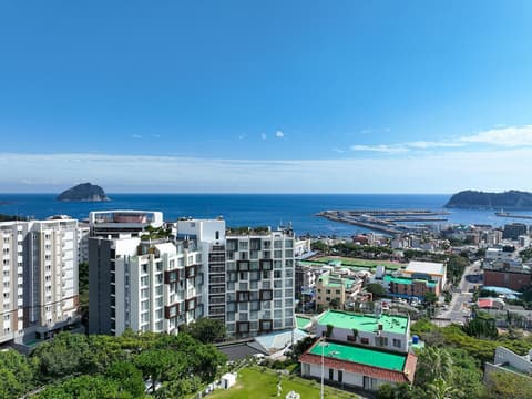 The Island Blue, Exterior