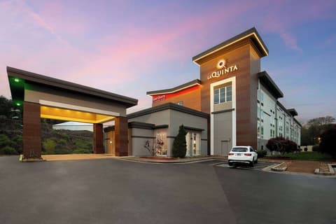 La Quinta Inn & Suites by Wyndham Knoxville Papermill, Exterior