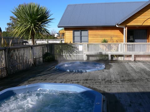The Peaks Motor Inn, Outdoor spa tub