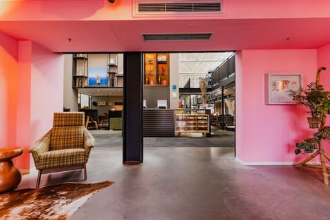 Hotel De Hallen, Interior entrance