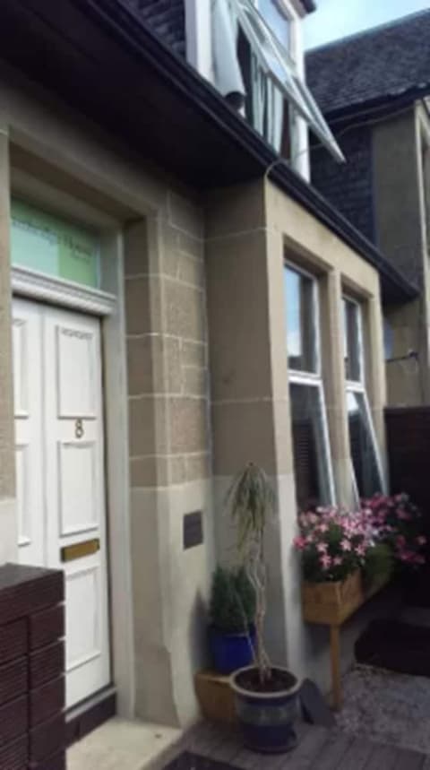 Cambridge House, Exterior