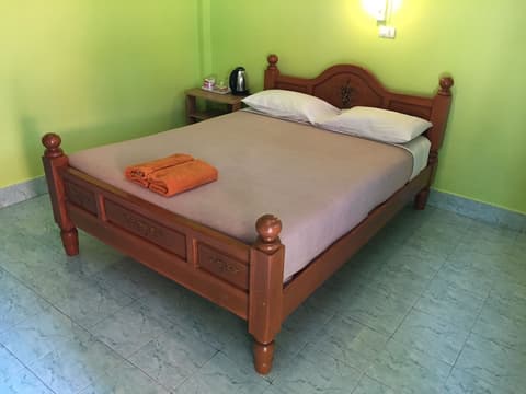 Save Bungalows, Room