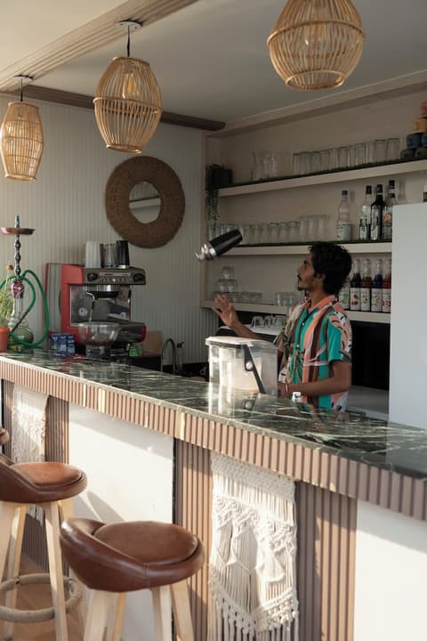Swarn by Hawks Hotels Kamadhoo Baa Atoll, Poolside bar