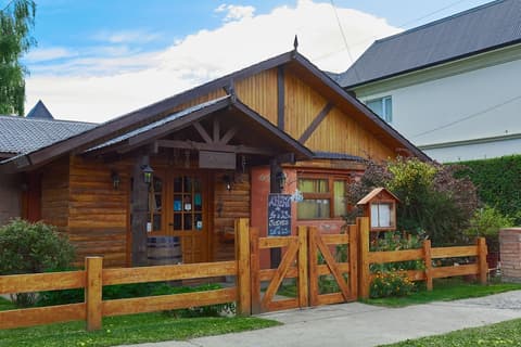 Kau Kaleshen, Exterior