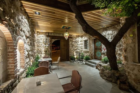 Foremanson Cave Hotel