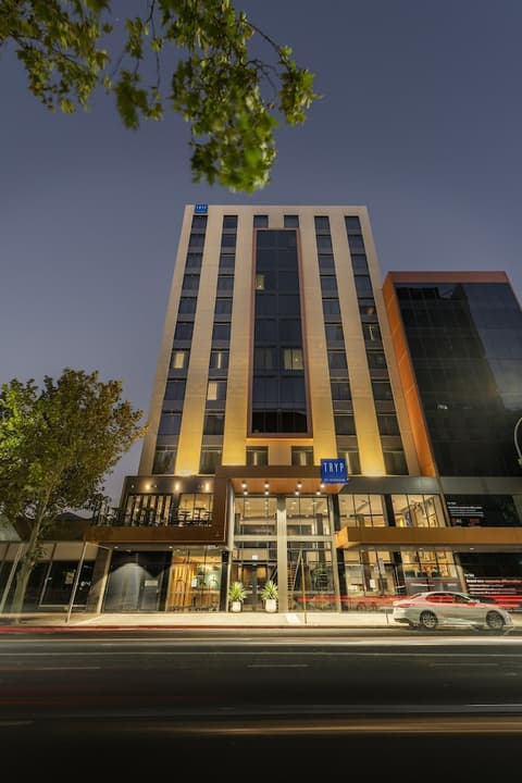 Tryp Adelaide by Wyndham, Exterior